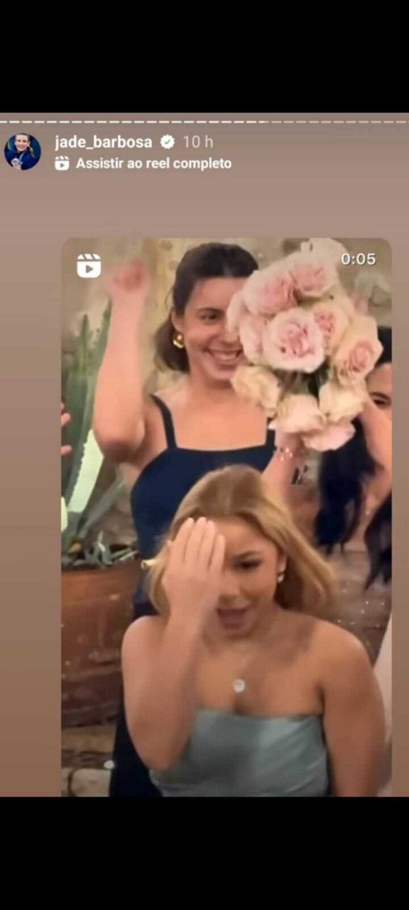 Após escapar do bouquet lançado por Jade Barbosa, Flávia Saraiva, em tom de brincadeira, faz o sinal da cruz pelo 'livramento' 