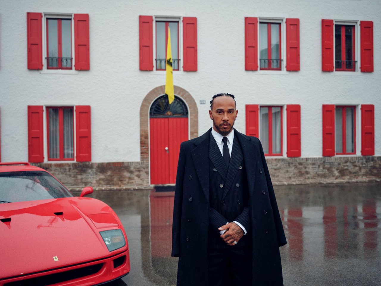 Hamilton posa para foto ao lado do icônico modelo F40 da escuderia italiana
