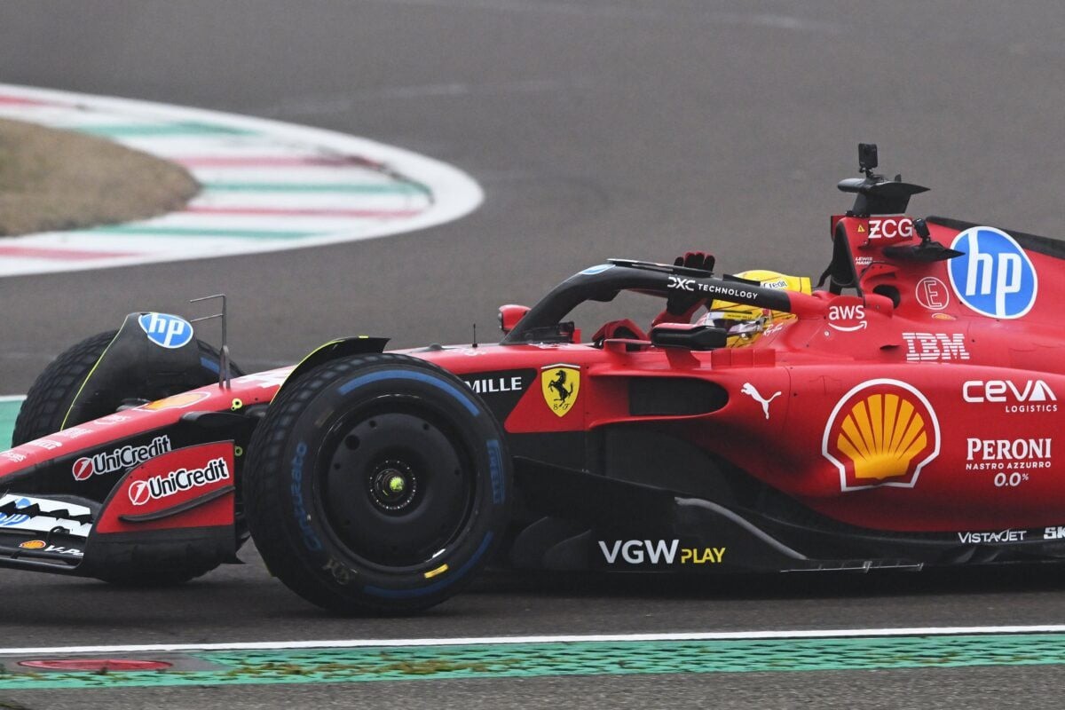 Lewis Hamilton em seus primeiros trabalhos com o carro da Ferrari