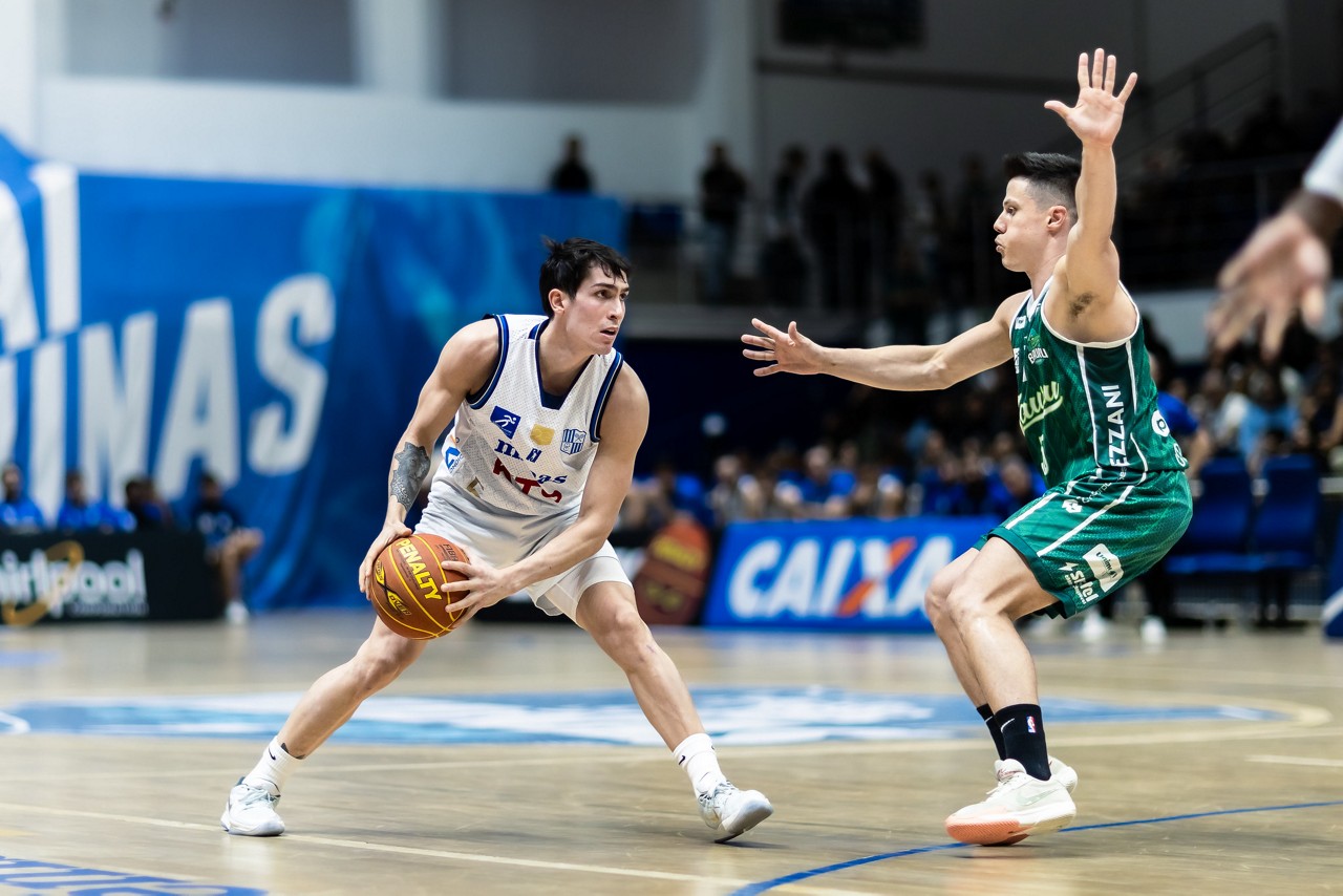Franco Baralle (esq.), jogador de basquete, sofreu acidente de trânsito antes de treino