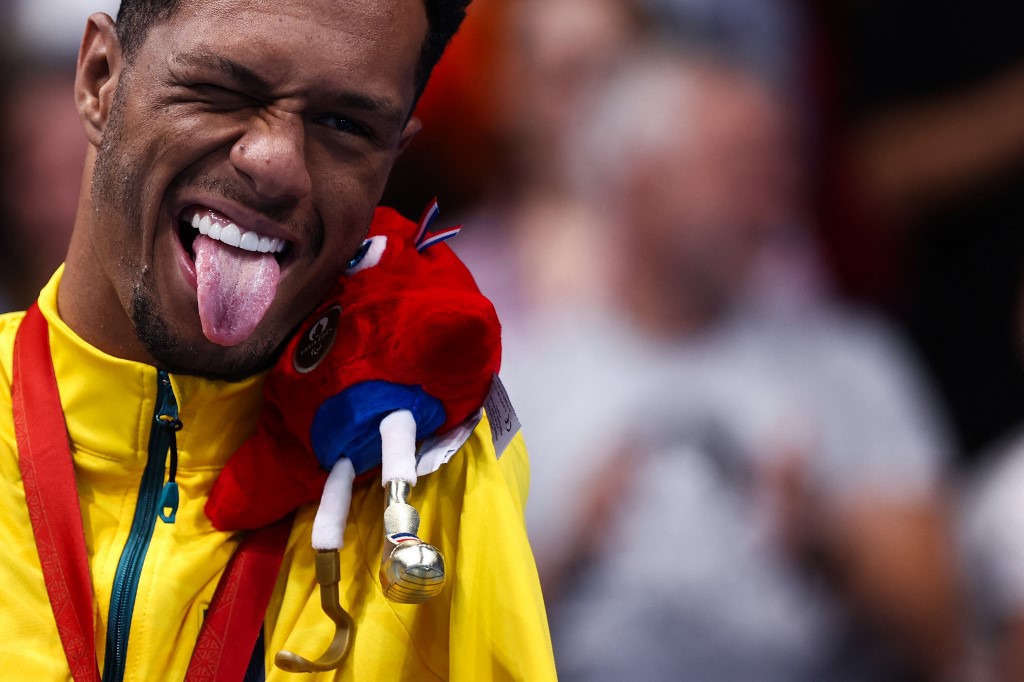 Nadador paralímpico Gabrielzinho conquistou medalhas e o público