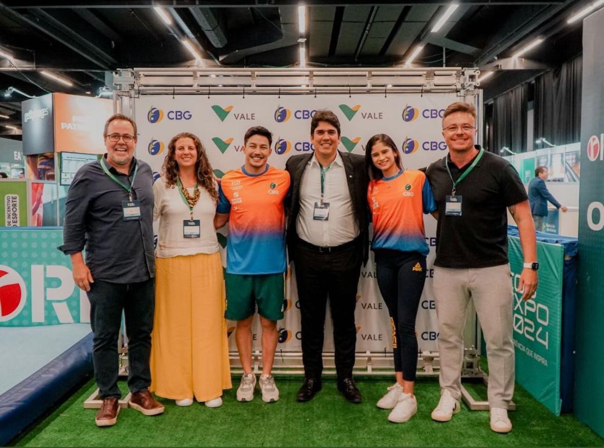 Representantes da Vale e do CBG com os atletas Arthur Nory e Nicole Pircio, na COB Expo 2024