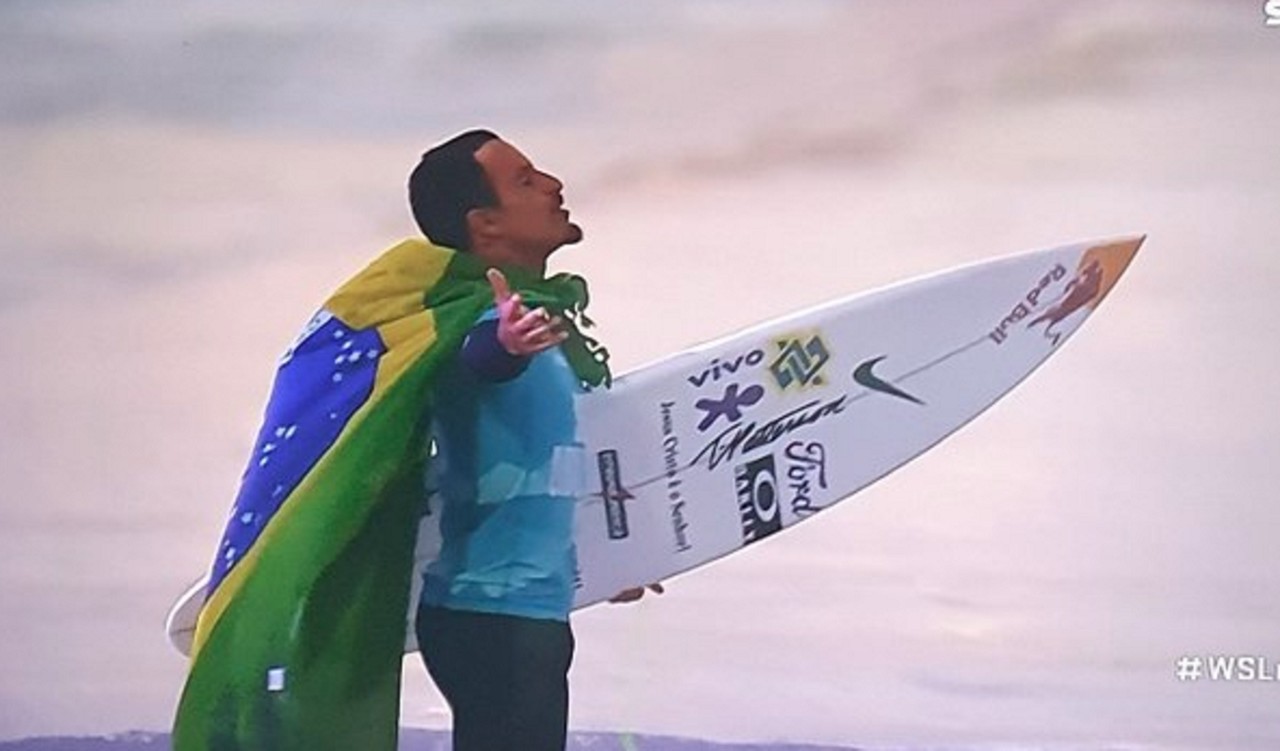 No 1° evento de surfe da história do Oriente Médio, o campeão olímpico Italo Ferreira conquista um título em piscina de ondas