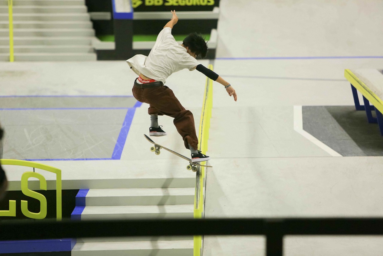 Skatista japonês Kairi Nestuke durante a etapa eliminatória do SLS Super Crown