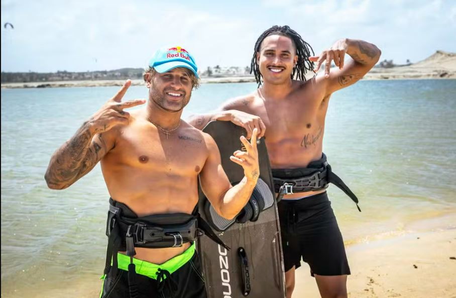 Italo Ferreira e Matuê fazem parceria no kitesurfe 