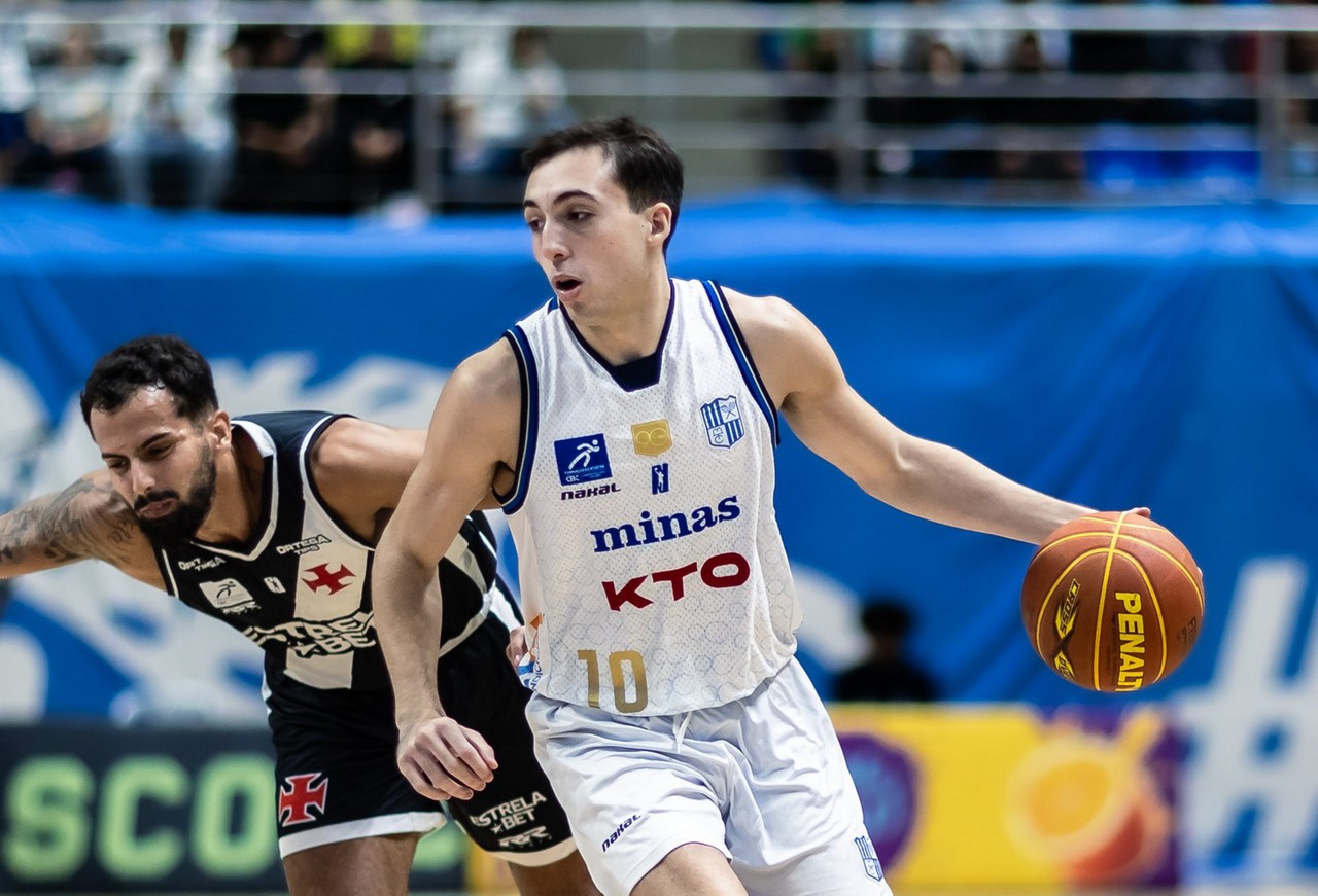 Lucas Rodríguez defende as cores da seleção uruguaia, mas também possui cidadania brasileira