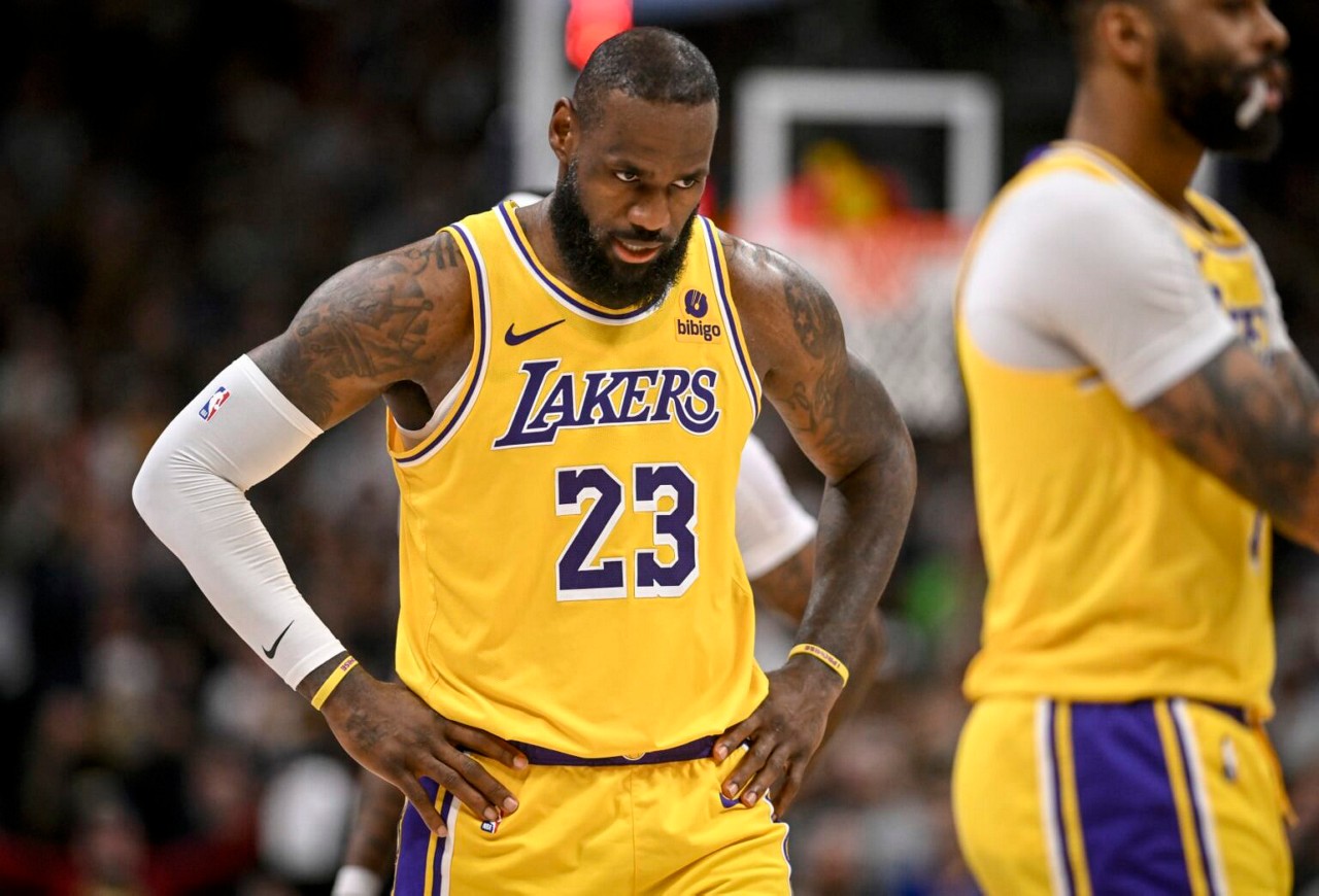 LeBron James teve uma atuação histórica, somando 15 pontos, 16 rebotes e 12 assistências