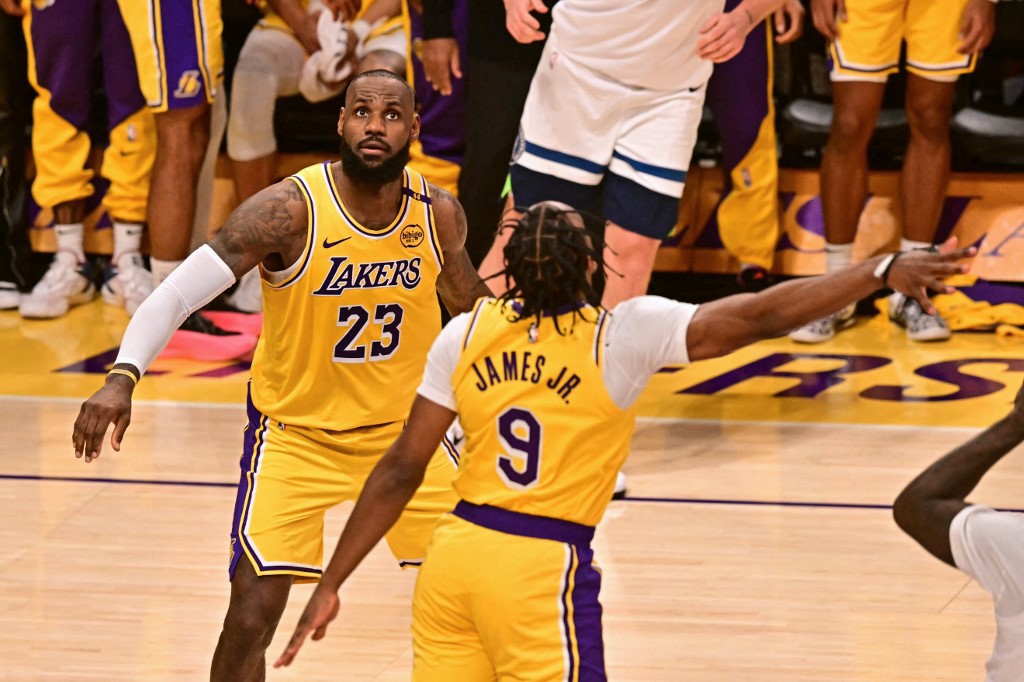 LeBron James e Bronny James em quadra