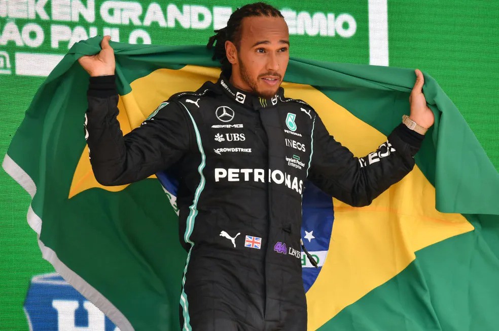 Hamilton vai pilotar a lendária McLaren de Senna em Interlagos