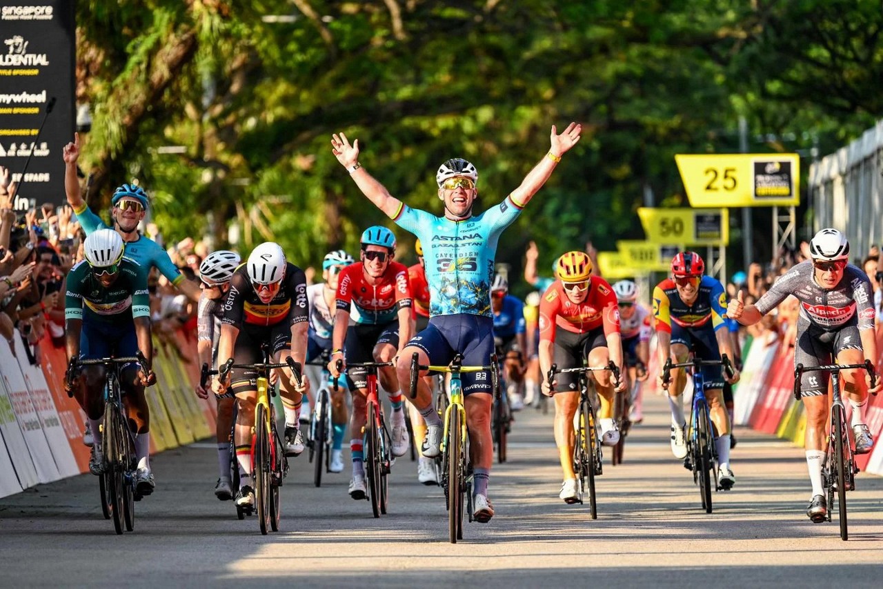 O britânico Mark Cavendish ultrapassando a linha de chegada do critério de Cingapura, 10 de novembro de 2024