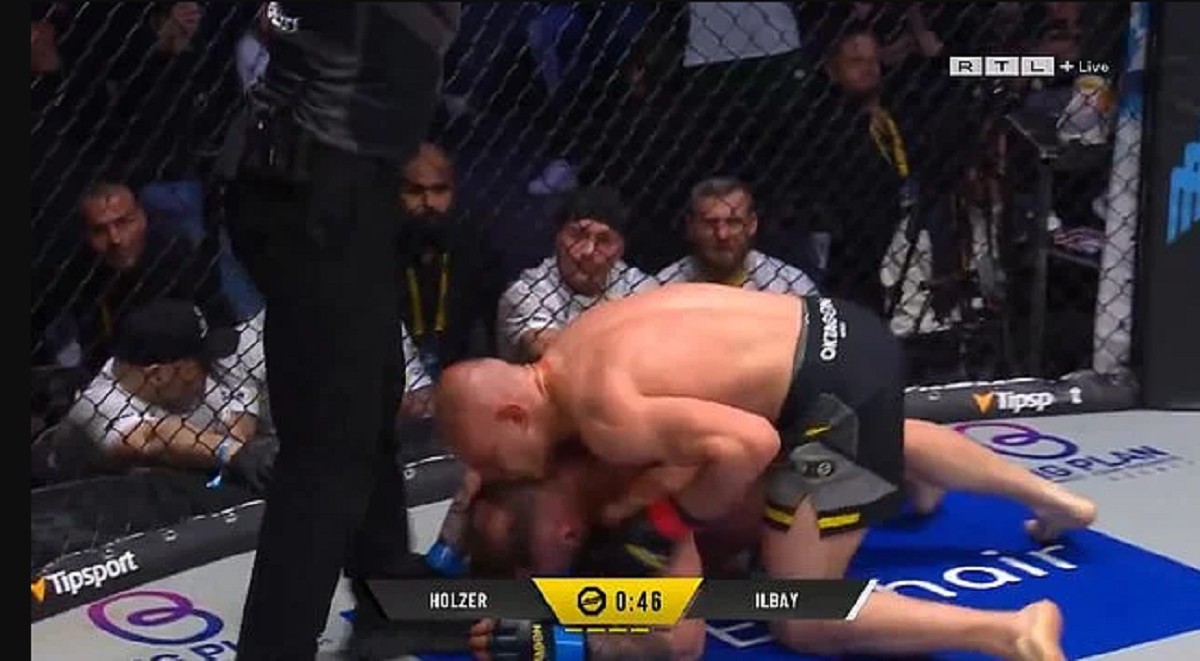 Max Holzer venceu Deniz Ilbay por finalização e provocou com beijinho e "sarrada"