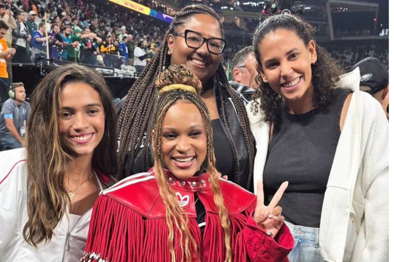Medalhistas olímpicas brasileiras (na foto: Rayssa Leal, Bia Souza, Duda e Rebeca Andrade) foram apresentadas antes do jogo da NFL em São Paulo