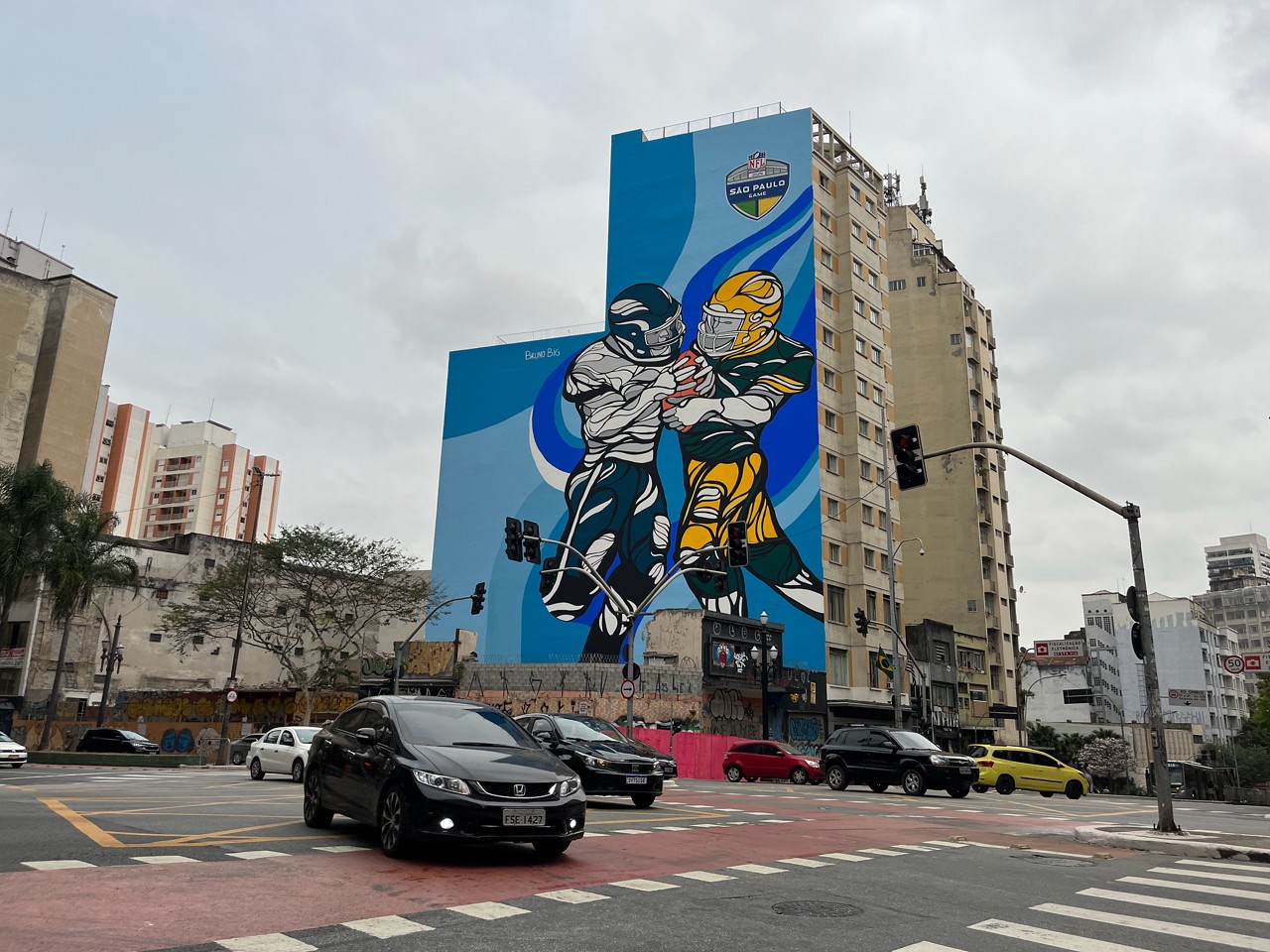 Centro de São Paulo recebe mural temático da NFL de mais de 900m²; imagem retrata Eagles e Packers, times que disputam a partida