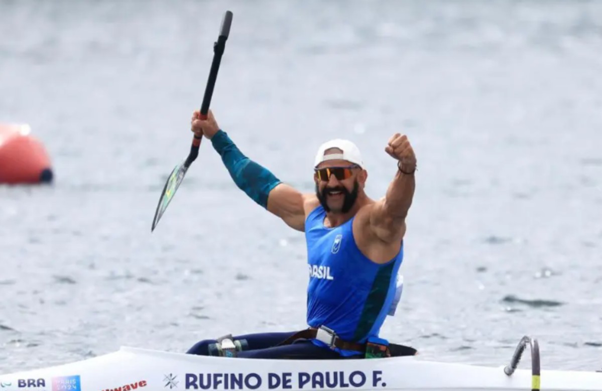 O "cowboy de aço" Fernando Rufino comemora ouro nos Jogos Paralímpicos de Paris neste domingo (8), último dia das competições