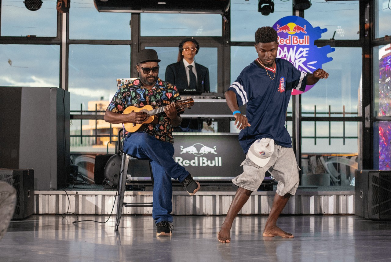 André DB dança passinho em evento de lançamento do Red Bull Dance Your Style