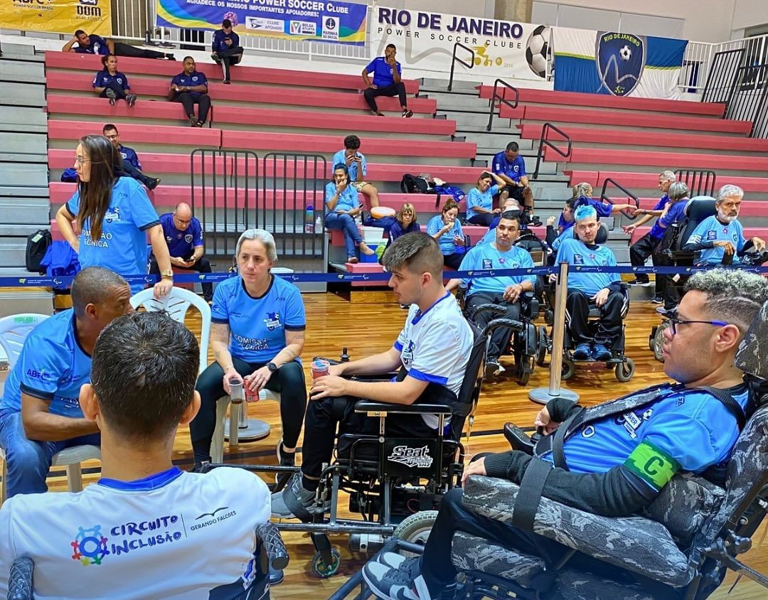 Power Soccer é o futebol jogado em cadeiras de rodas motorizadas por pessoas com deficiências severa