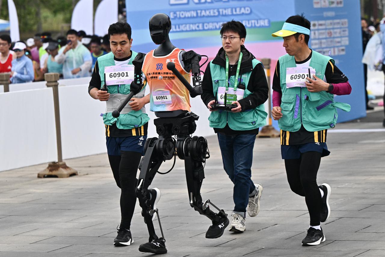 O primeiro robô a cruzar a linha de chegada após 2 horas, 40 minutos e 42 segundos, foi o maior androide da competição