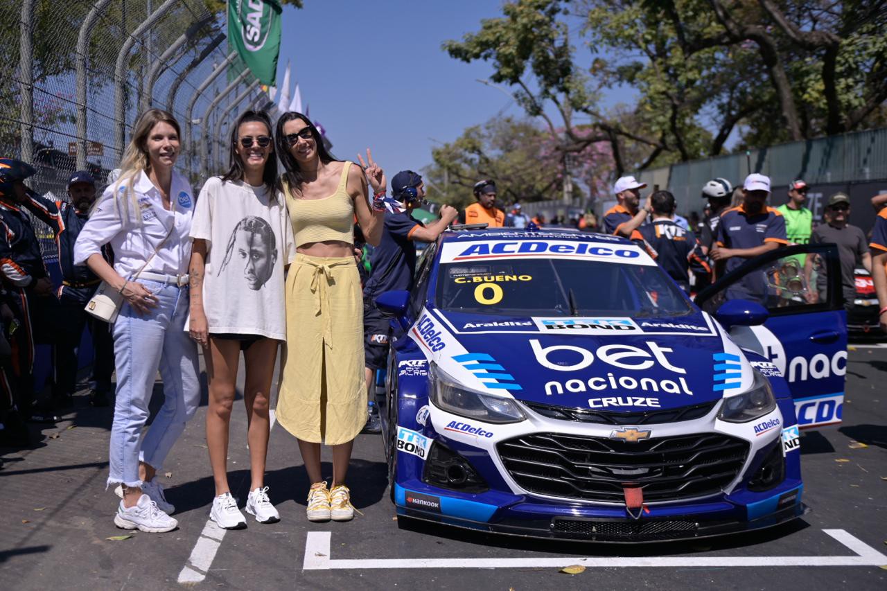 Sheilla Castro marca presença na Stock Car BH