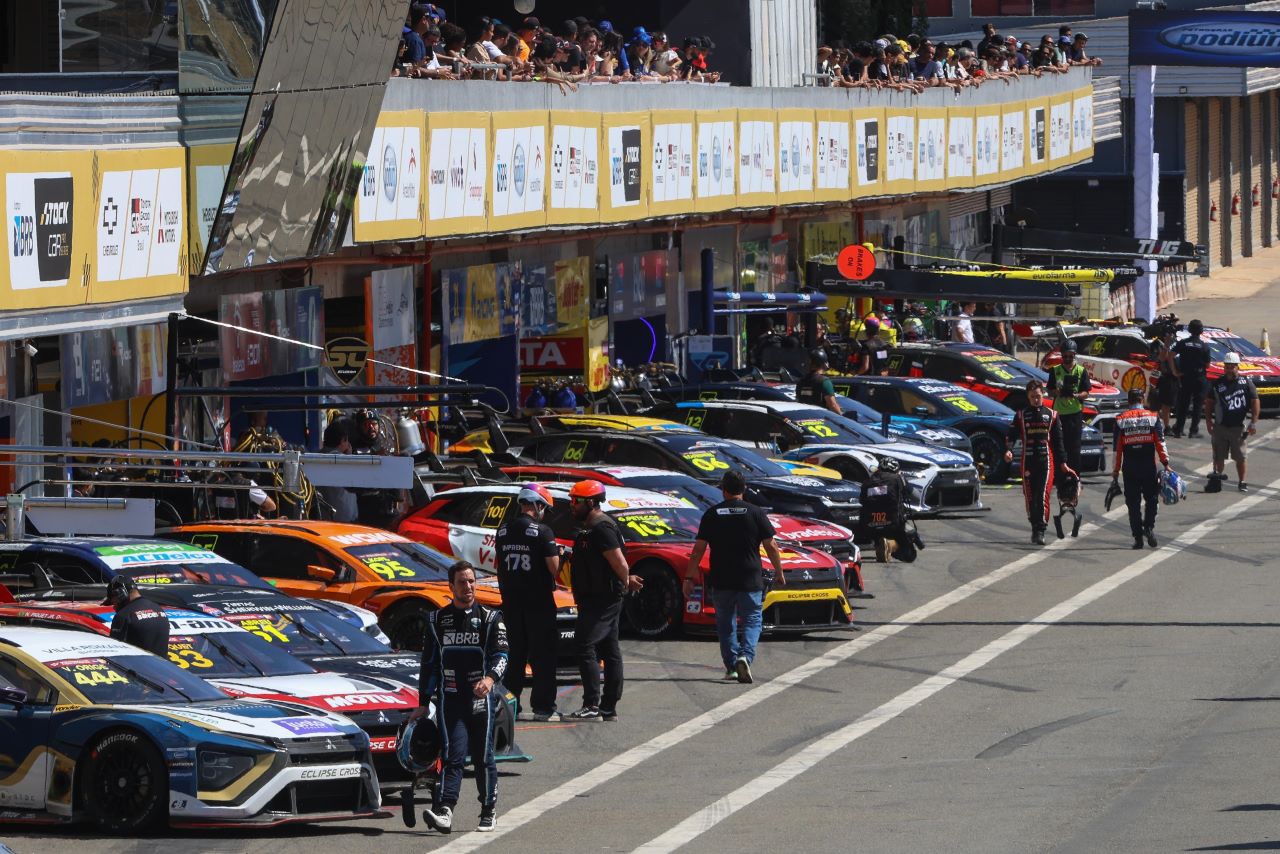 Carros da Stock Car nos boxes do Circuito dos Cristais em Curvelo