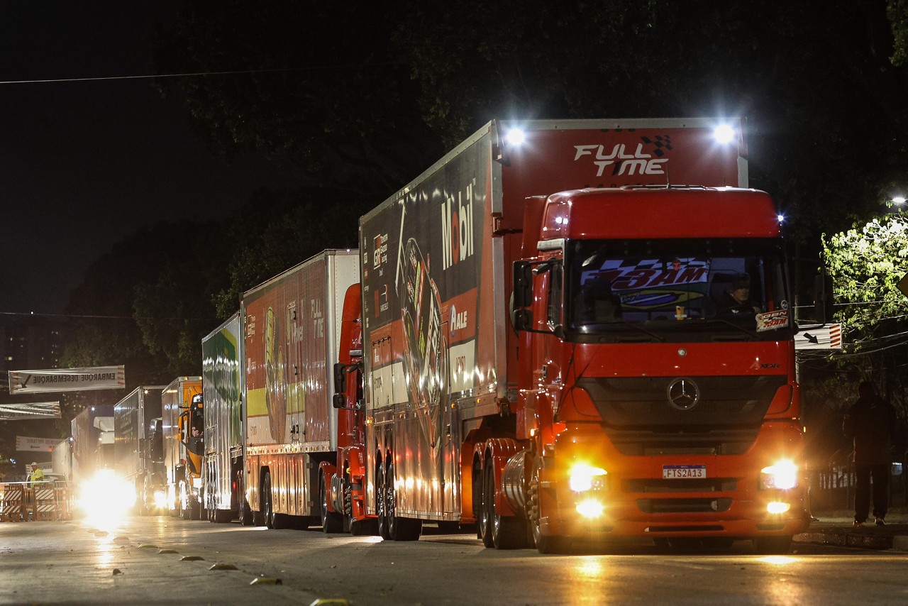 Comboio de carretas com os carros da Stock Car chegam ao Mineirão