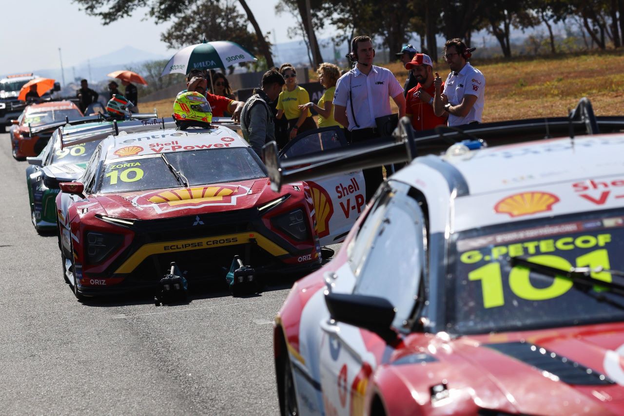 Carros da Stock Car na pista do Circuito dos Cristais, em Curvelo