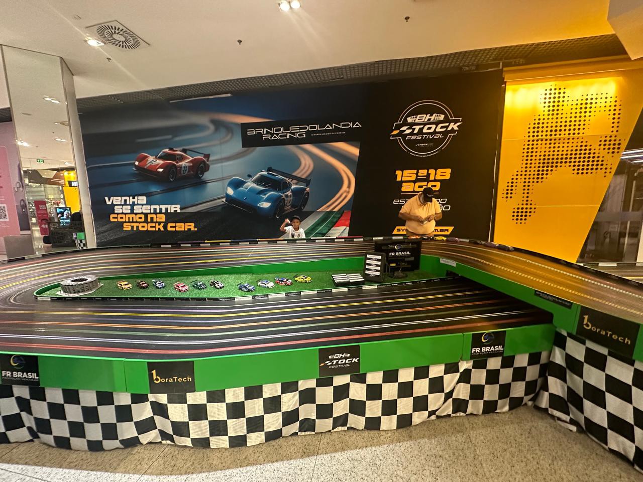 Fãs podem desfrutar das pistas de autorama instaladas em shoppings de BH
