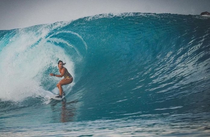 Surfista e influenciadora morre após ataque de peixe-espada na Indonésia