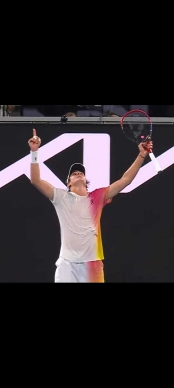 Brasileiro João Fonseca comemora ao bater o russo Rublev em sua estreia em torneios de Grand Slams