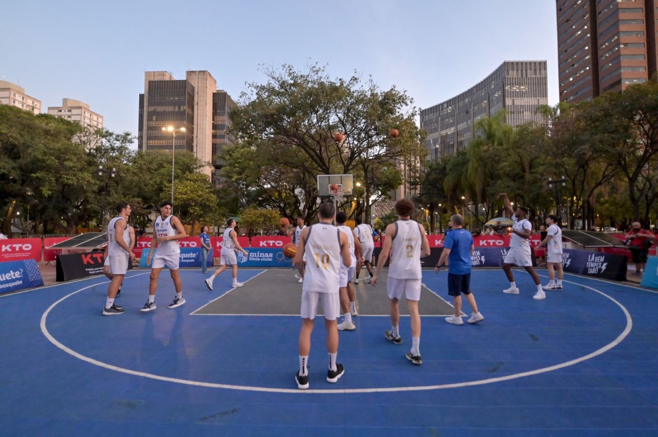 KTO Minas treinou na praça da Assembleia, em Belo Horizonte, antes de primeiro jogo da final do NBB