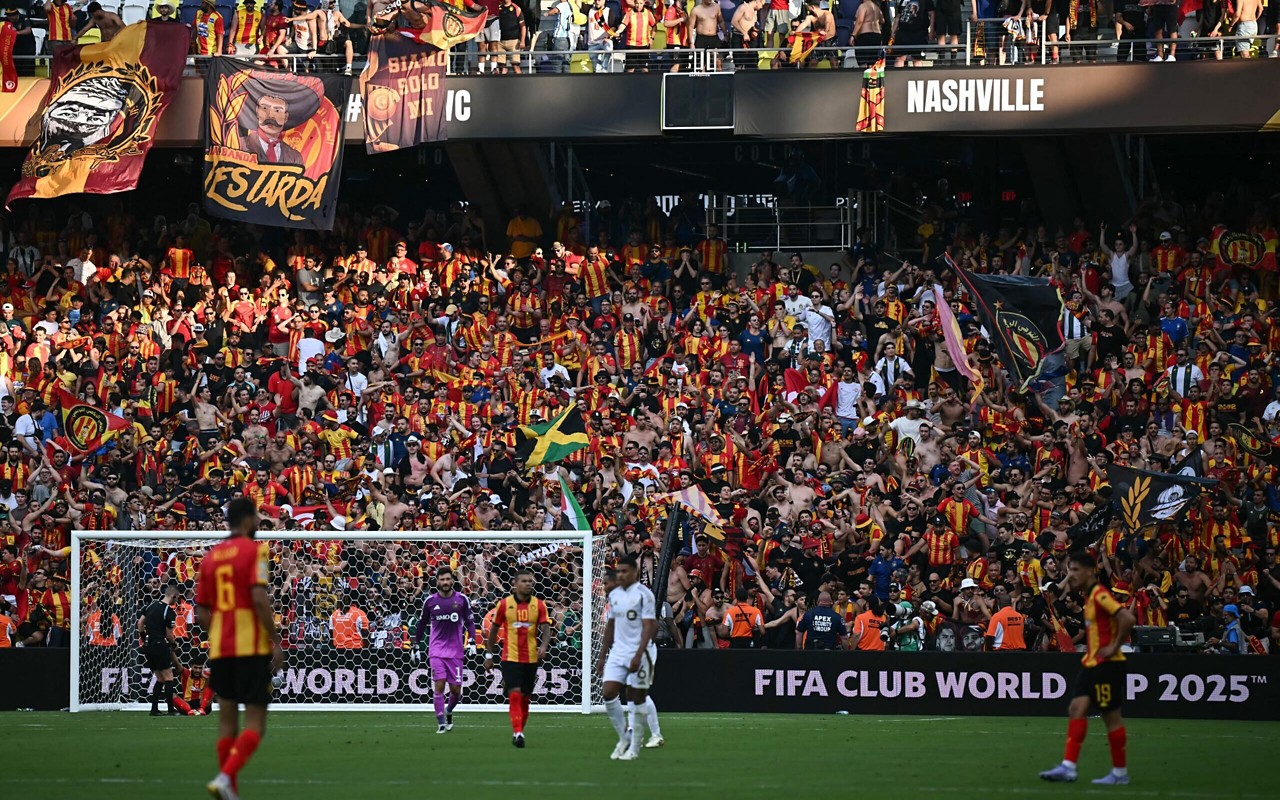 Torcida do Espérance presente em grande número nos Estados Unidos (Foto: Paul Ellis/AFP)