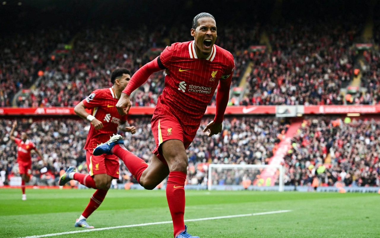 Van Dijk comemora gol com a camisa do Liverpool na Premier League (Foto: Paul Ellis/ AFP)