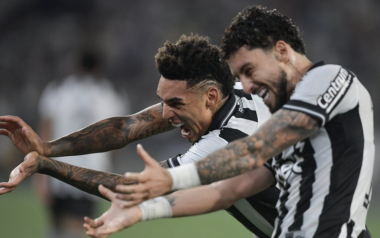 Igor Jesus e Alex Telles comemoram gol do Botafogo (Foto: Thiago Ribeiro/AGIF)