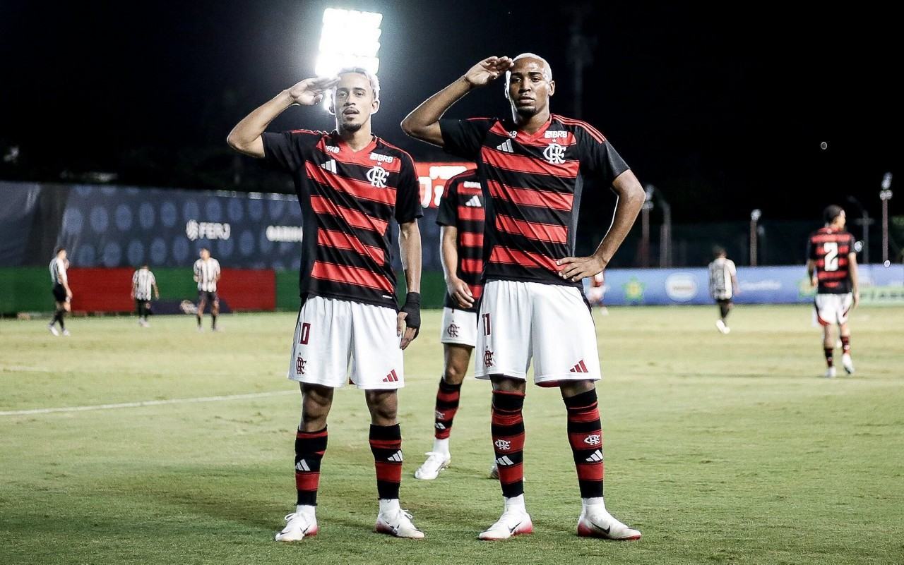 Matheus Gonçalves e Lorran comemoram gol do Flamengo contra o Botafogo pelo Brasileirão sub-20 (Foto: Gilvan de Souza/Flamengo)