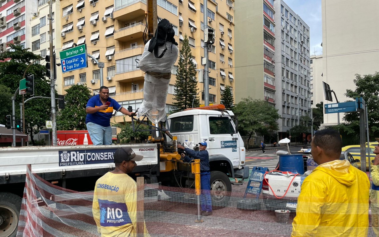 Estátua de Carlson Gracie sendo recolocada (Foto: Divulgação / Secretaria Municipal de Conservação)