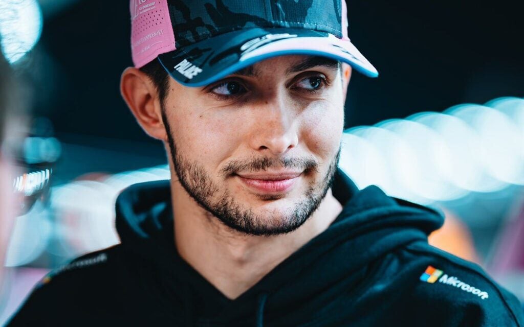 Esteban Ocon comemorando sua vitória no GP da Hungria de 2021, seu maior triunfo na Fórmula 1. (AFP)