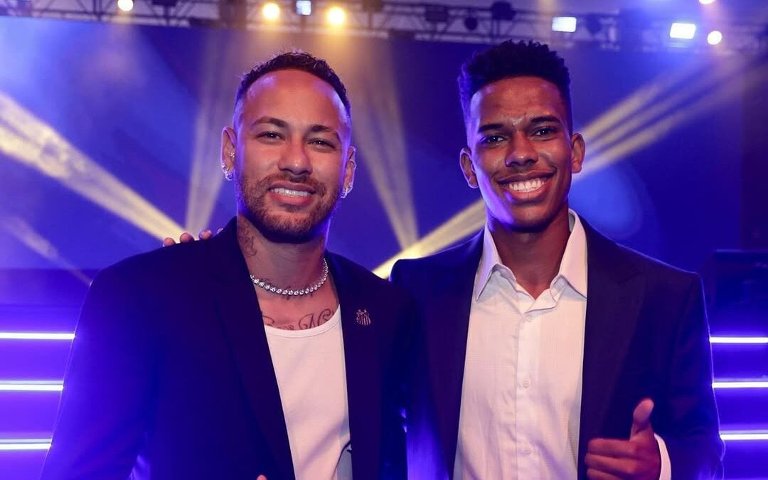 Estêvão e Neymar durante a premiação do Paulista (Foto: Reprodução/ Instagram)