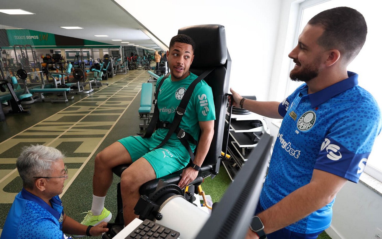 Os fisioterapeutas Marcelo Gondo e Bruno Presotto recebem o mais novo atleta do clube Vitor Roque, na Academia de Futebol. (Foto: Cesar Greco/Palmeiras)