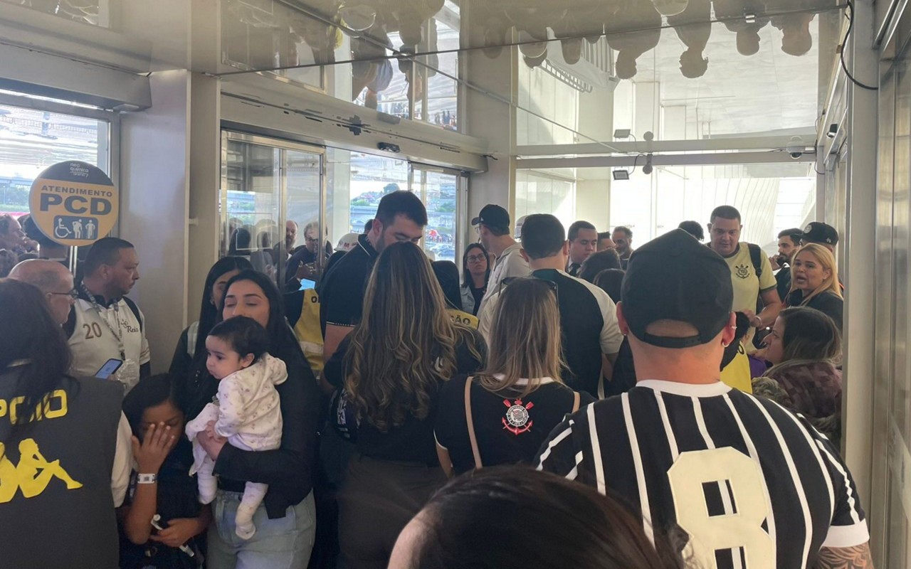 Confusão na entrada de torcedores do Corinthians na estreia da biometria facial (Foto: Thiago Braga/Lance!)