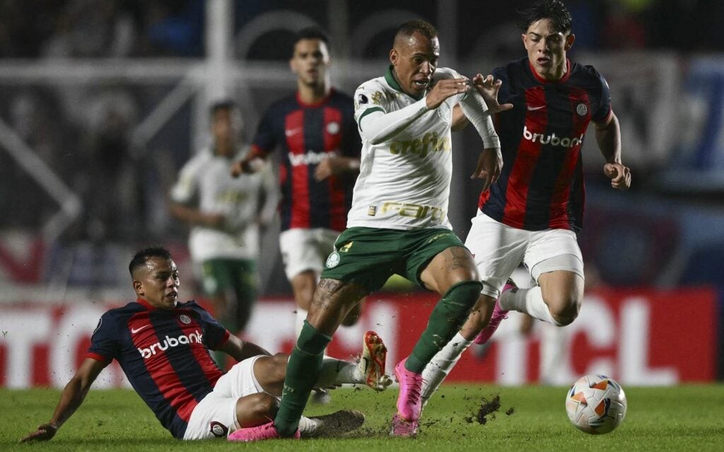 Palmeiras em campo na estreia da Libertadores 2024: empate com o San Lorenzo marcou o início da campanha alviverde. (LUIS ROBAYO / AFP)