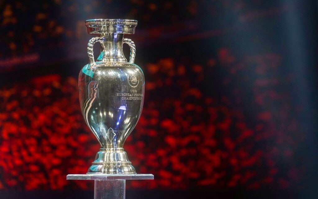 Troféu da Eurocopa (Foto: ANDREI PUNGOVSCHI / AFP)