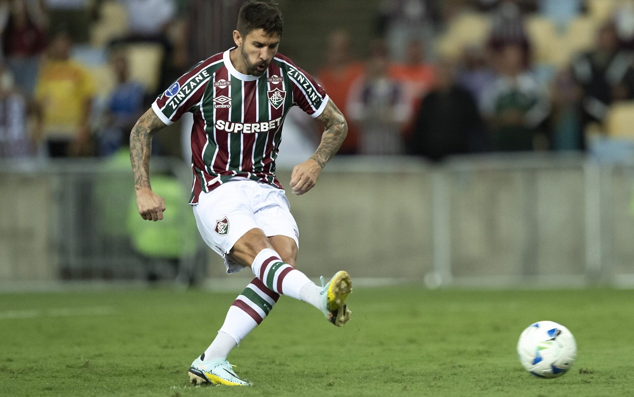 Everaldo perdeu uma baita oportunidade no segundo tempo (Foto: Jorge Rodrigues/AGIF)