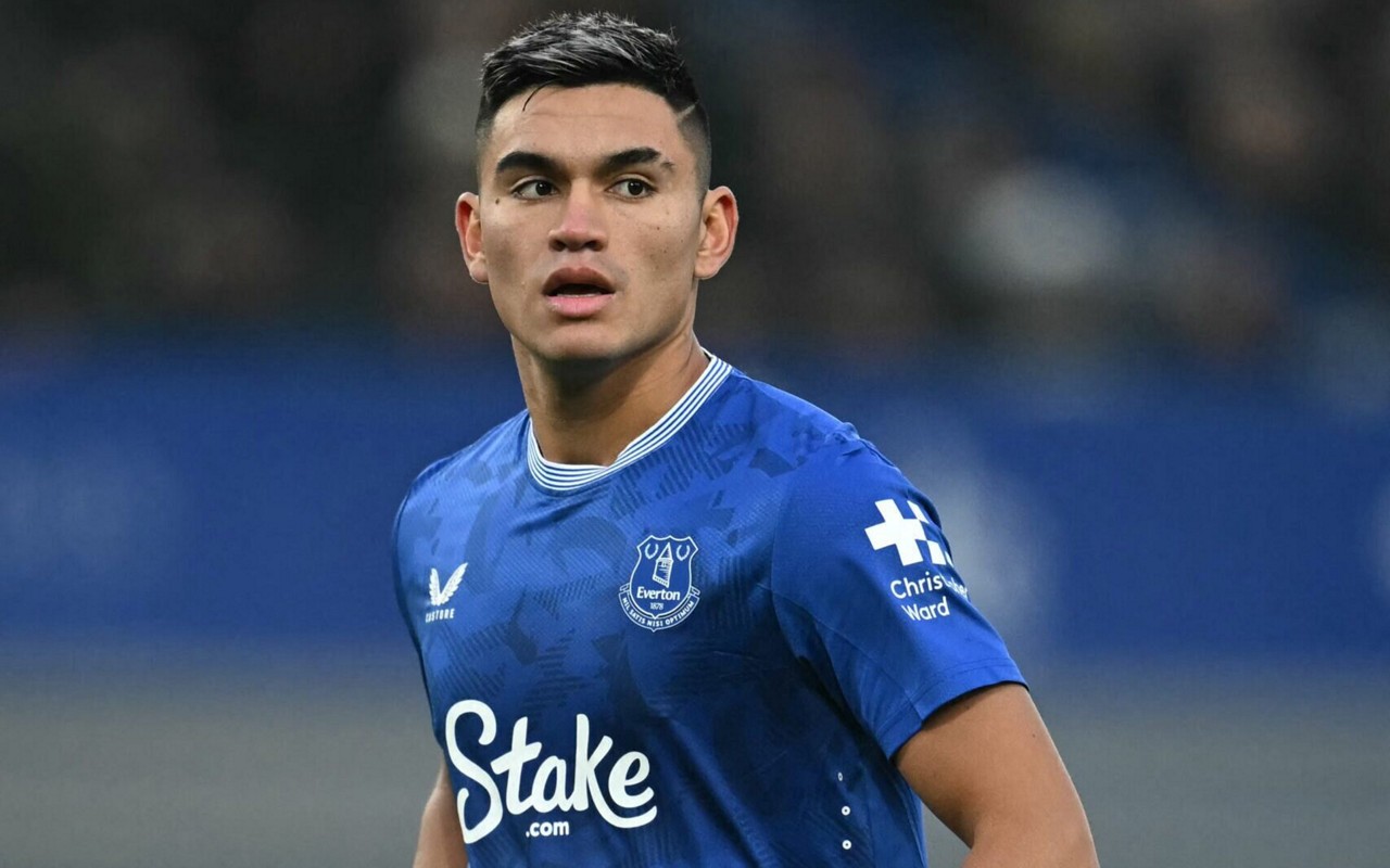 Alcaraz em ação pelo Everton contra o Bournemouth pela Copa da Inglaterra (Foto: Paul ELLIS / AFP)