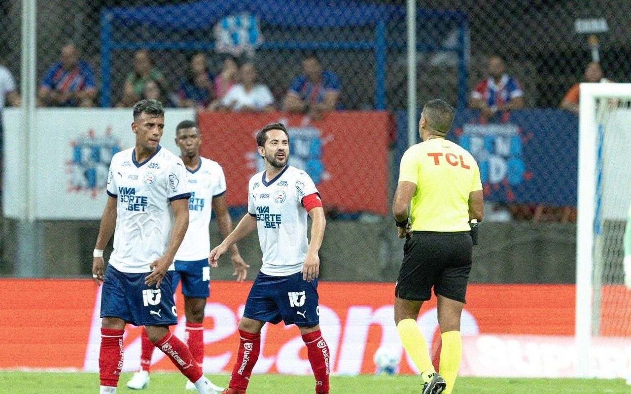 Everton Ribeiro reclama com árbitro em Bahia x Corinthians (Foto: Rafael Rodrigues / EC Bahia)