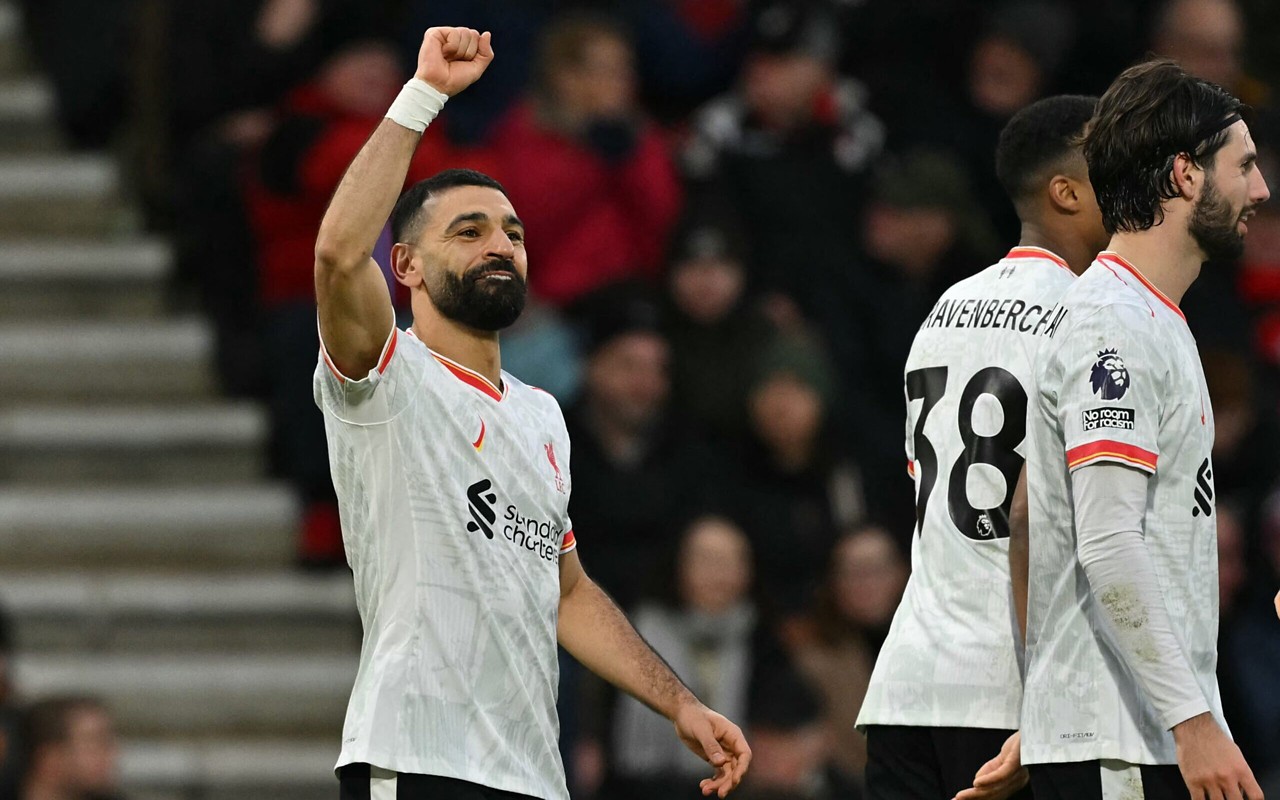Salah em ação pelo Liverpool (Foto: Glyn KIRK / AFP)