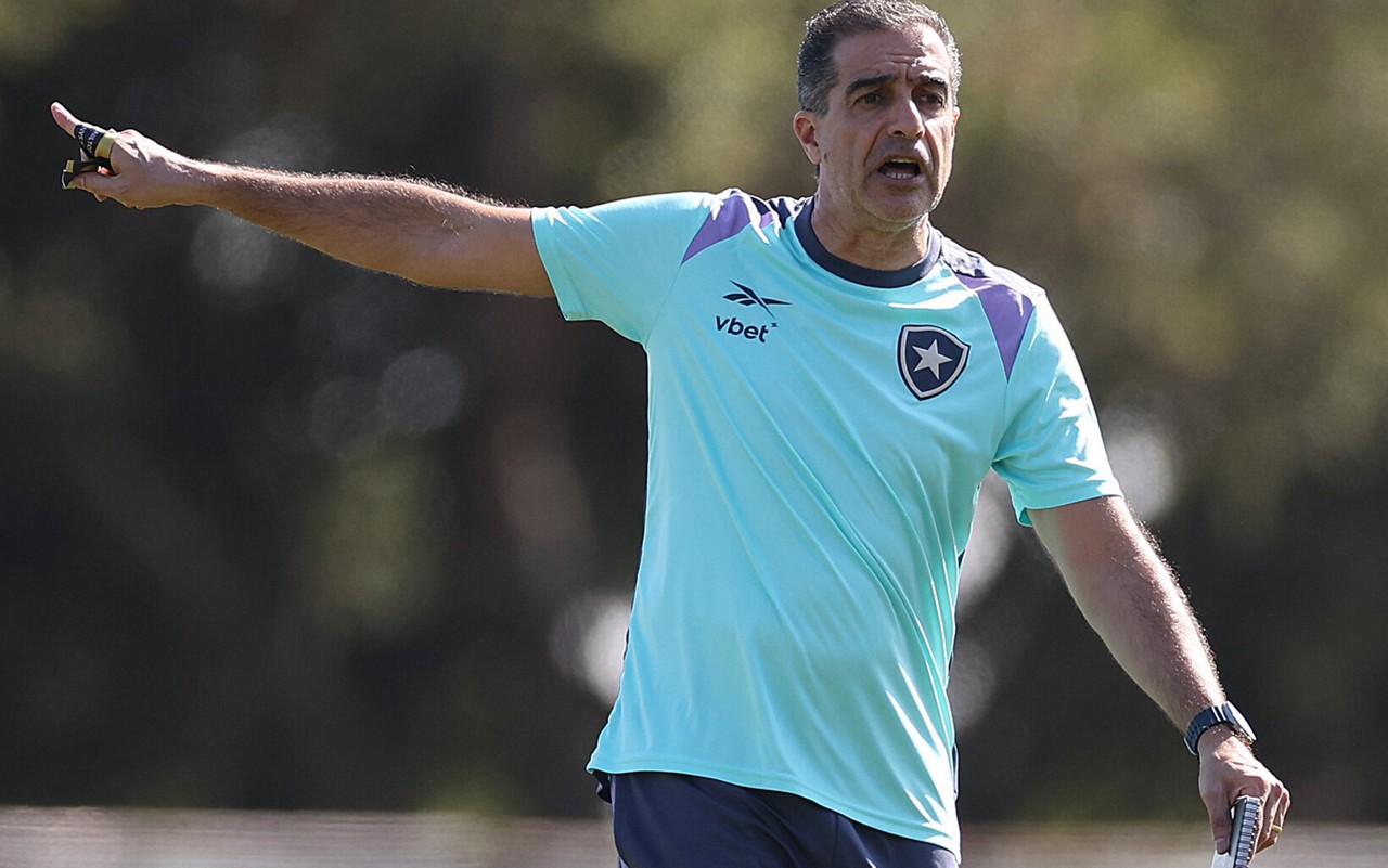 Renato Paiva é bastante participativo nos treinos (Foto: Vitor Silva/Botafogo)