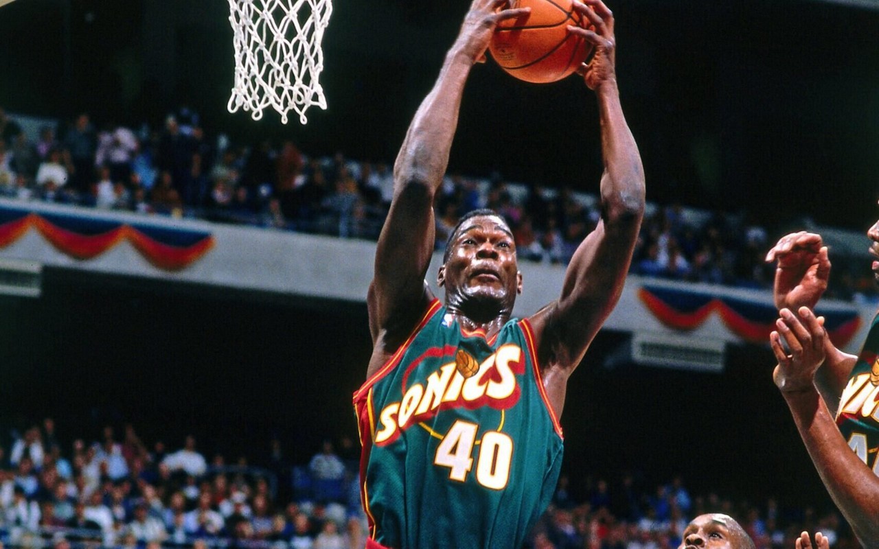 Shawn Kemp jogando pelo Seattle SuperSonics (foto: Bill Baptist / NBAE / Getty Images / Getty Images via AFP)