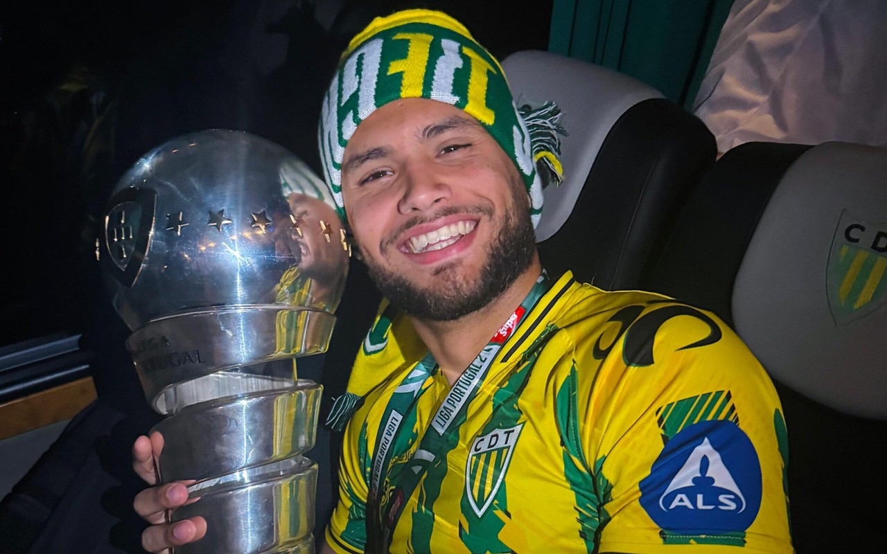 João Victor Cesco, zagueiro ex-Palmeiras, comemora acesso pelo Tondela (Foto: Reprodução)