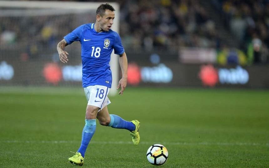 Rafinha em ação pela Seleção Brasileira (Foto: Pedro Martins / MoWA Press)