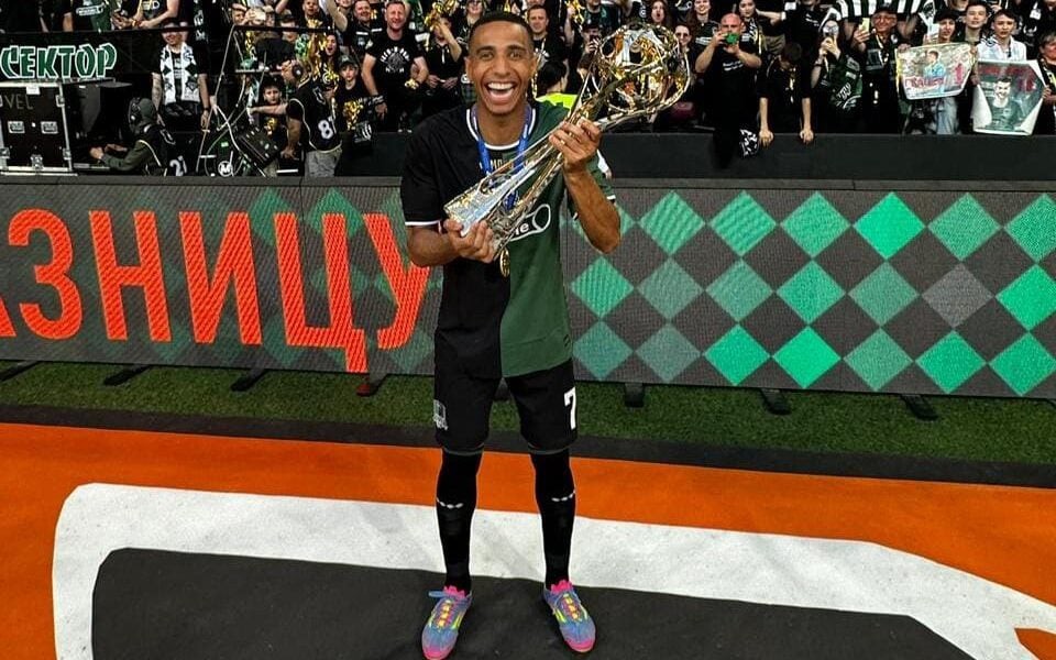 Victor Sá comemora título russo com o Krasnodar (Foto: Reprodução)