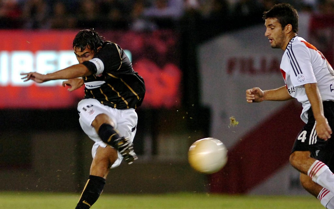 Tévez em ação com a camisa do Corinthians pela Libertadores (Foto: Acervo/L!)